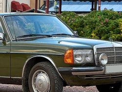Mörkgrön Begagnad 1981 Mercedes 300 Sedan | 299 900 kr