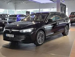 Svart (grenadilla black metallic) Ny 2025 VW Passat Elegance Kombi | 568 900 kr (Marknadspris)