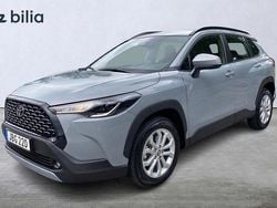 Grå Begagnad 2025 Toyota Corolla Cross Active SUV | 359 900 kr (Marknadspris)