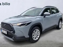 Grå Begagnad 2025 Toyota Corolla Cross Active SUV | 369 900 kr (Marknadspris)