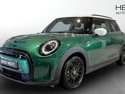 Grön (green) Begagnad 2022 Mini Cooper SE Halvkombi | 218 700 kr (Marknadspris)