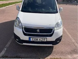 Vit Begagnad 2016 Peugeot Partner Minibuss | 79 000 kr (Lite dyr)
