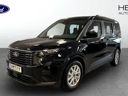Svart (black) Ny 2025 Ford Tourneo Courier Titanium Minibuss | 260 900 kr (Marknadspris)