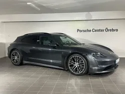 Grå Begagnad 2023 Porsche Taycan Sport Turismo Sedan | 869 000 kr (Marknadspris)