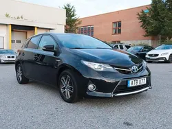 Svart Begagnad 2015 Toyota Auris Hybrid Edition Halvkombi | 124 700 kr (Marknadspris)