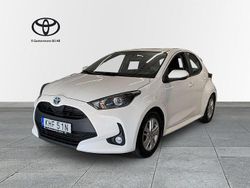 Vit Begagnad 2021 Toyota Yaris Hybrid Active Halvkombi | 204 000 kr (Marknadspris)
