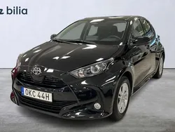 Svart Begagnad 2024 Toyota Yaris Hybrid Active Halvkombi | 244 900 kr (Marknadspris)