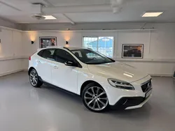 Vit Begagnad 2018 Volvo V40 CC Momentum Kombi | 179 900 kr (Marknadspris)