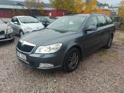 Mörkgrå Begagnad 2012 Skoda Octavia Elegance Kombi | 39 900 kr (Marknadspris)