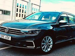 Mörkgrå Begagnad 2021 VW Passat GTE Kombi | 184 900 kr (Marknadspris)