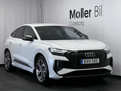 Glaciärvit metallic Begagnad 2023 Audi Q4 Sportback e-tron Comfort SUV | 399 900 kr (Marknadspris)