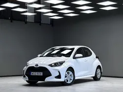 Vit Begagnad 2021 Toyota Yaris Hybrid Active Halvkombi | 219 900 kr (Lite dyr)