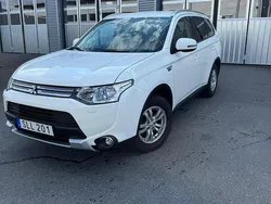 Vit Begagnad 2015 Mitsubishi Outlander P-HEV SUV | 145 000 kr (Marknadspris)