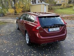 Röd Begagnad 2015 Volvo V60 Summum Kombi | 129 000 kr (Marknadspris)
