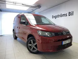 Röd (fortanaröd metallic) Begagnad 2022 VW Caddy Minibuss | 299 000 kr (Marknadspris)