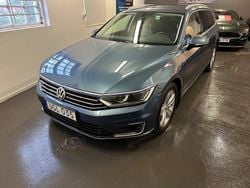 Blå Begagnad 2016 VW Passat GTE Kombi | 119 900 kr (Marknadspris)