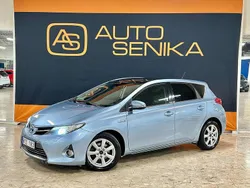 Ljusblå Begagnad 2013 Toyota Auris Hybrid Executive Halvkombi | 119 900 kr (Marknadspris)