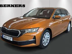Orange Begagnad 2025 Skoda Octavia Kombi | 329 900 kr (Marknadspris)
