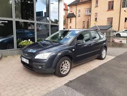 Mörkgrå Begagnad 2006 Ford Focus Halvkombi | 19 900 kr (Bra pris)
