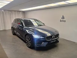 Mörkblå (blå) Begagnad 2022 Volvo V60 Core Kombi | 434 000 kr (Marknadspris)