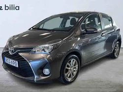 Grå Begagnad 2016 Toyota Yaris Halvkombi | 139 900 kr (Marknadspris)