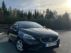 Svart Begagnad 2015 Volvo V40 Kombi | 116 000 kr (Marknadspris)