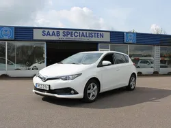 Vit Begagnad 2015 Toyota Auris Active Halvkombi | 139 800 kr (Marknadspris)