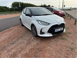 Vit Begagnad 2024 Toyota Yaris Hybrid Halvkombi | 255 000 kr (Bra pris)