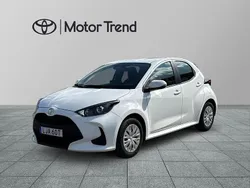 Vit Begagnad 2024 Toyota Yaris Hybrid Halvkombi | 229 900 kr (Marknadspris)