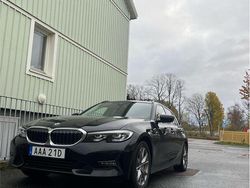 Svart Begagnad 2021 BMW 330e Sport Line Kombi | 245 000 kr (Marknadspris)