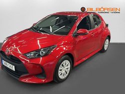 Röd Begagnad 2024 Toyota Yaris Hybrid Halvkombi | 259 900 kr (Lite dyr)