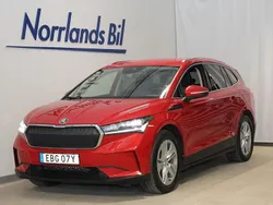 Röd (velvet red metallic) Begagnad 2022 Skoda Enyaq iV SUV | 379 000 kr (Marknadspris)