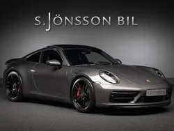 Grå Begagnad 2023 Porsche 911 Carrera 4 GTS Sportkupé | 1 869 000 kr (Marknadspris)