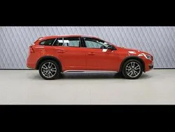 Röd Begagnad 2017 Volvo V60 CC Summum Kombi | 184 500 kr (Marknadspris)