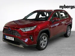 Röd Begagnad 2023 Toyota RAV4 Hybrid Active SUV | 379 000 kr (Marknadspris)