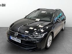 Svart Begagnad 2025 VW Golf VIII Life Kombi | 309 900 kr (Marknadspris)
