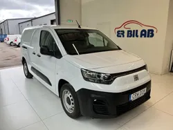 Vit (vit ) Begagnad 2023 Fiat Doblò Minibuss | 268 625 kr