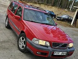 Röd Begagnad 2000 Volvo XC70 SUV | 35 000 kr (Superpris)