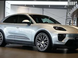 Silver Begagnad 2024 Porsche Macan 4 Electric SUV | 949 000 kr (Bra pris)