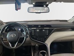 Ljusbrun (brun) Begagnad 2020 Toyota Camry Hybrid Executive Sedan | 279 000 kr (Marknadspris)