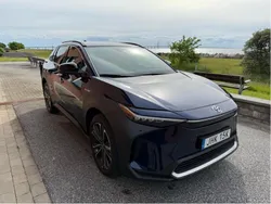 Blå Begagnad 2023 Toyota bZ4X Executive SUV | 369 900 kr