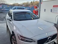 Vit Begagnad 2021 Volvo V60 Momentum Kombi | 280 000 kr (Marknadspris)
