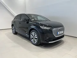 Svart (mytsvart metallic) Ny 2025 Audi Q4 e-tron Advanced SUV | 682 300 kr (Marknadspris)