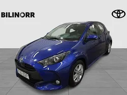 Mörkblå Begagnad 2022 Toyota Yaris Hybrid Active Halvkombi | 194 900 kr (Marknadspris)