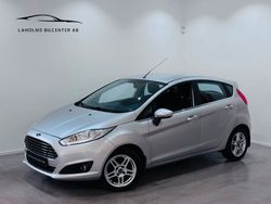 Ljusgrå (grå) Begagnad 2015 Ford Fiesta Titanium Halvkombi | 69 900 kr (Marknadspris)
