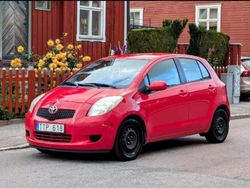 Röd Begagnad 2006 Toyota Yaris Halvkombi | 30 000 kr (Lite dyr)