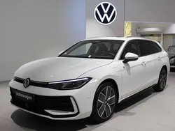 Vit (pure white) Ny 2025 VW Passat R-line Kombi | 556 400 kr (Marknadspris)