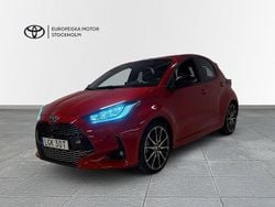 Röd Begagnad 2022 Toyota Yaris Hybrid Sport Halvkombi | 249 900 kr (Marknadspris)