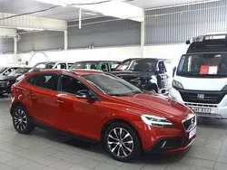 Röd Begagnad 2018 Volvo V40 CC Momentum Kombi | 229 900 kr (Dyr)