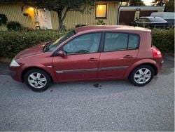 Röd Begagnad 2006 Renault Mégane II Halvkombi | 15 000 kr (Marknadspris)